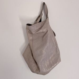 Laura Di Maggio taupe and gold iridescent leather woven handbag with cross strap